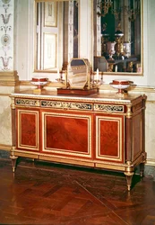 Cómoda estilo Luis XVI del dormitorio de la emperatriz